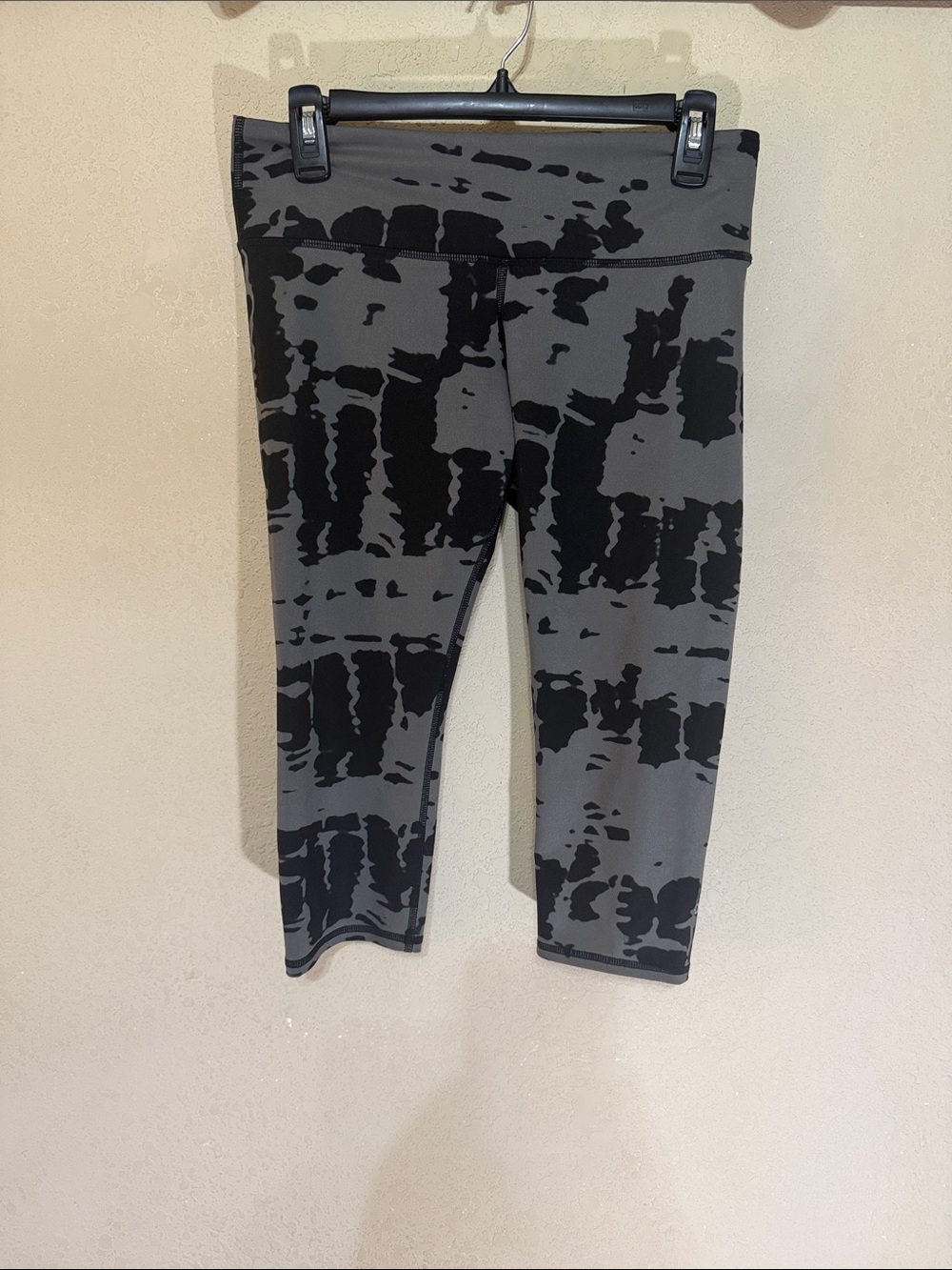 ALO Yoga Gray Leggings with Black Abstract Print